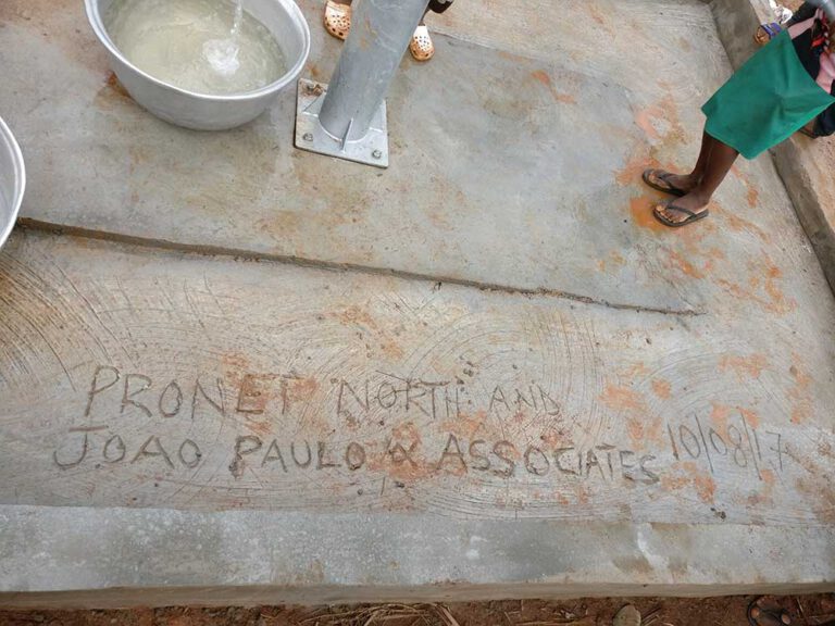Lernen statt Schleppen – Saubere Wasserquelle in Ghana